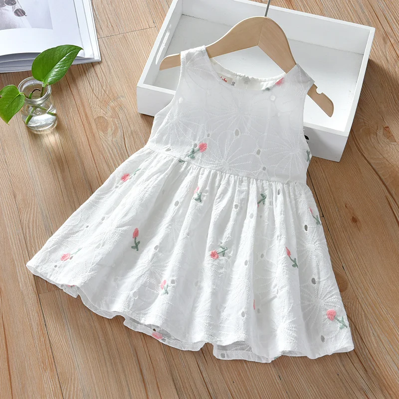 Vestido de verão floral sem mangas para meninas com design vazado. Frescor e estilo para os dias quentes, ideal para o verão.