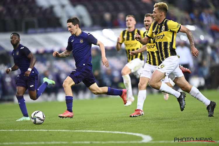 Geen ideale aanloop naar belangrijk Europees duel: Anderlecht-spelers wakker gehouden door aanhangers van Vitesse 