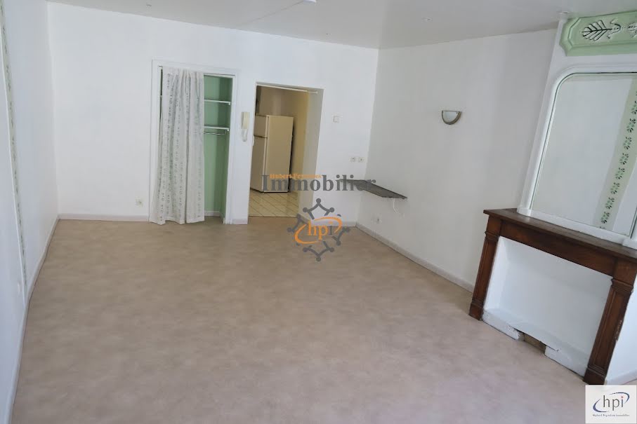 Location  appartement 2 pièces 31 m² à Saint-Affrique (12400), 295 €