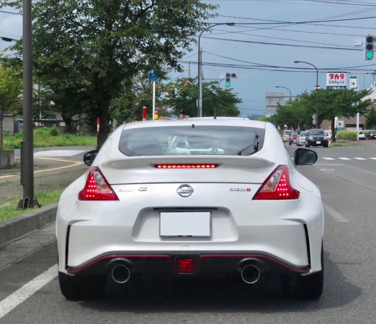 フェアレディーZ NISMOのリアワイパーレス・軽量化・マフラー交換・フジツボ(FUJITSUBO)・11月もよろしくお願いしますに関するカスタム事例の投稿画像1枚目