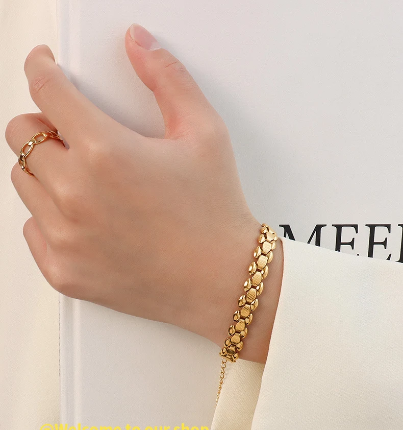 Bracelet Large en Acier Titane Plaqué Or 18K – Protection Couleur Durable, Élégance et Résistance, Design Moderne et Intemporel pour Tous