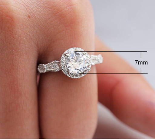 Title 1, Anillo de zirconita con diseño de corazón y fle...