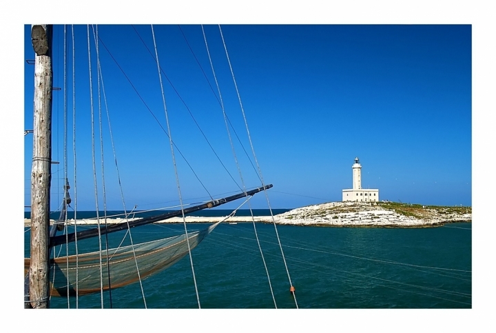 IL TRABUCCO E IL FARO di Paolo Scabbia