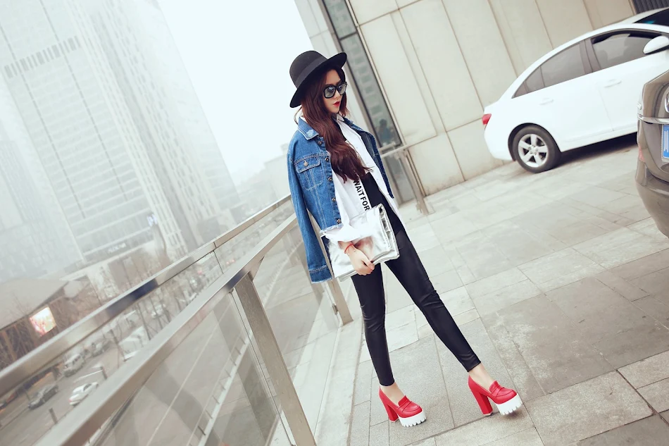 Scarpe con tacco spesso 12cm super alto nere rosse e bianche taglie grandi per un look audace e una camminata sicura e confortevole.