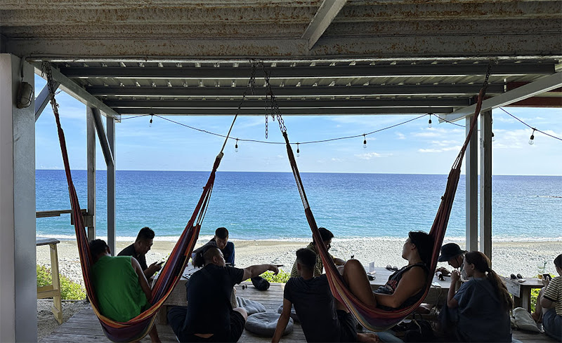 蘭嶼旅人．Rover｜坐擁海景第一排美食餐廳，邊吃邊看夕陽，夜間還有酒吧！