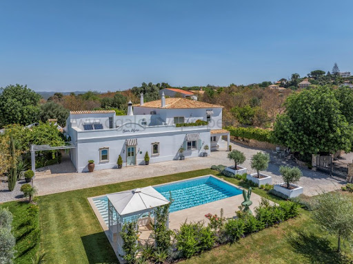 Villa avec piscine et terrasse 1