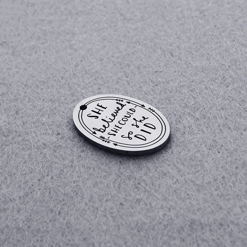 Étiquette volante personnalisable en acier titane simple. Durable, idéale pour l'identification de produits et la promotion de marque.