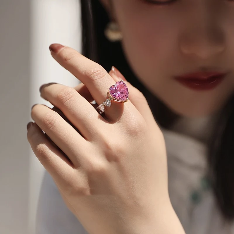 Bague femme avec grosse gemme en forme de cœur, un symbole d'amour et d'élégance. Un bijou idéal pour affirmer votre style avec passion.