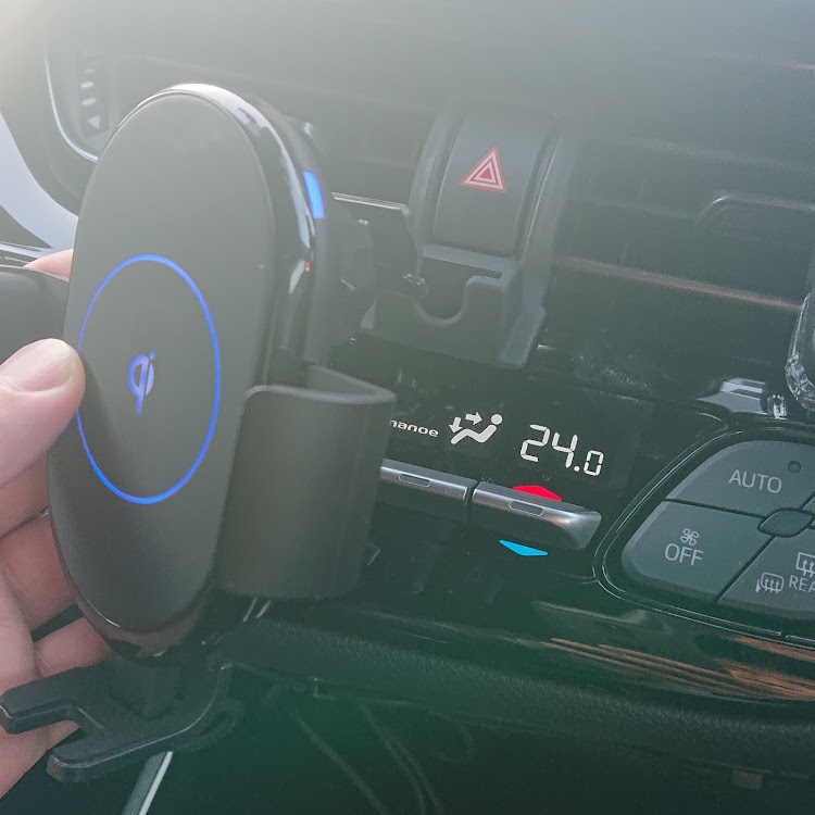C-HRのスマホホルダー・Qi充電器・CHR専用に関するカスタム事例の投稿画像4枚目