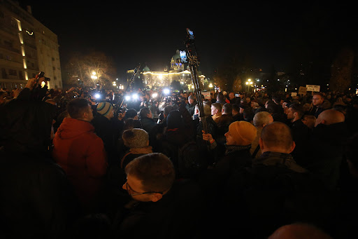 Deo učesnika protesta pokušao da okruži RIK, kordon policije čuva sporedni ulaz