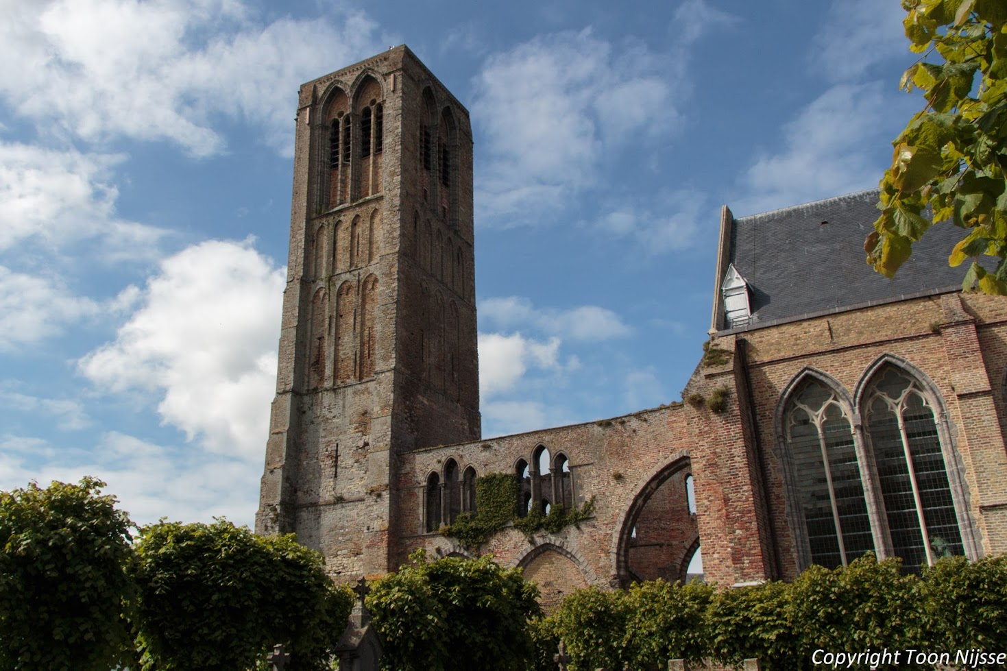 Onze-Lieve-Vrouwekerk, Damme. Het schip is ooit voor een deel gesloopt ivm krimp van de bevolking