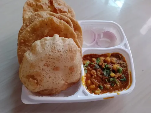 Chole With 5 Poori