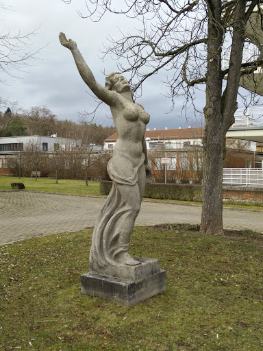 Frauen Statue