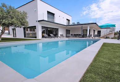Villa with pool and garden 8