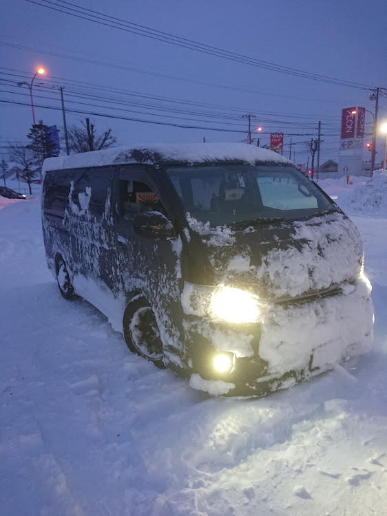 ハイエースバンのもう雪❄️要らない(´□`; 三 ;´□`)・歯抜けでマヌケ面(´Д`|||)・フロント三割スポイラーΣ(ﾟДﾟ υ)・宿題が増えた。。(〃_ _)σ∥・カッコ悪ぅ〰️ヽ(;ﾟ;Д;ﾟ;; )ｷﾞｬｧｧｧに関するカスタム事例の投稿画像1枚目