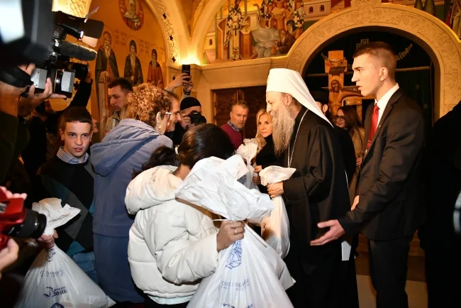 Patrijarh Porfirije podelio božićne paketiće deci bez roditeljskog staranja