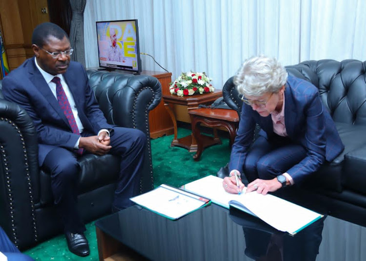 National Assembly Speaker Moses Wetan’gula with Konrad-Adenauer-Stiftung Country Director Annette Schwandner at his office