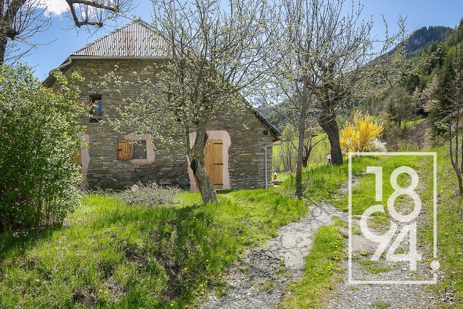 Vente ferme 6 pièces 176 m² à Les Thuiles (04400), 499 000 €