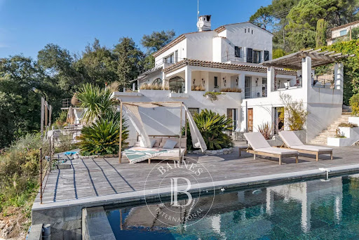 Seaside villa with pool and terrace 1