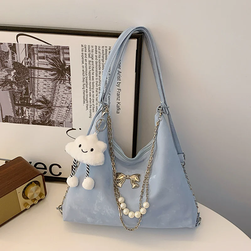 Bolsa de ombro feminina Niche Commuter Pearl Chain, tote versátil. Combine com tudo e leve seus pertences com estilo e praticidade.