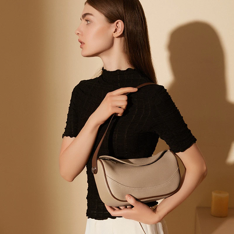 Bolsa feminina de ombro em couro bovino, primeira camada, alça larga, ideal para carregar seus pertences com conforto e elegância.