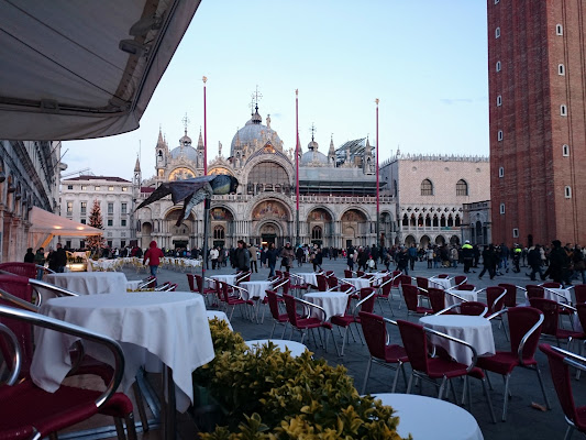 I tavolini in piazza di Isabella Moro