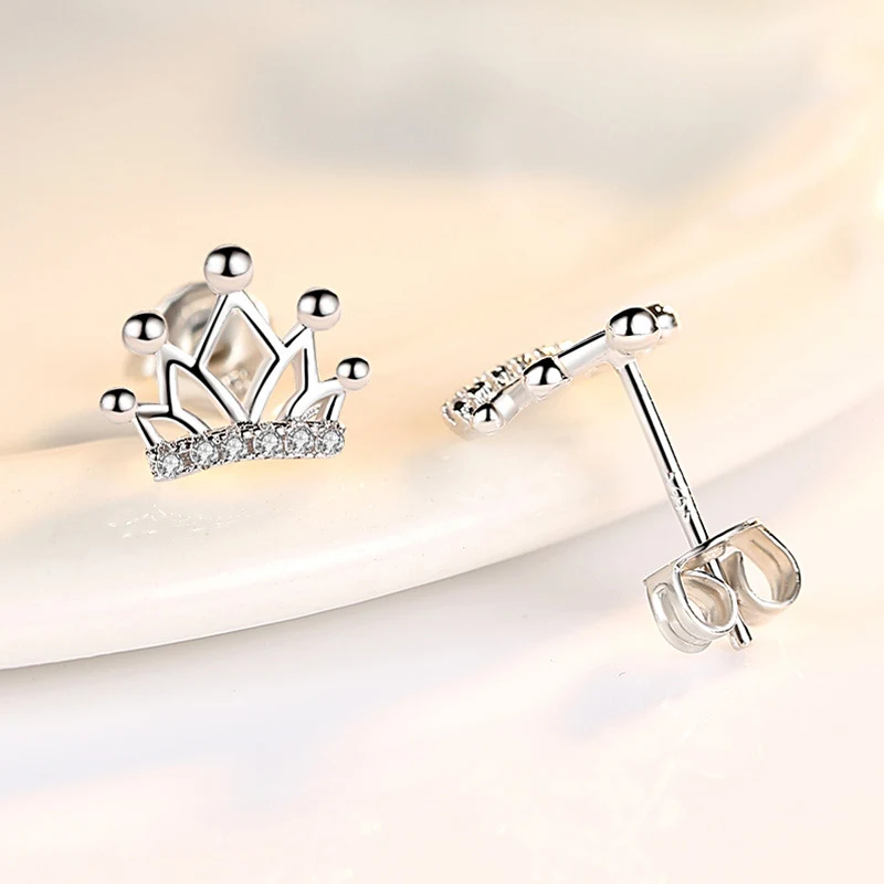Gracieuze en modieuze kroon kralen oorknopjes voor dames. Verfraai je stijl met elegantie en verfijning. Perfect voor elke gelegenheid. Een must-have!