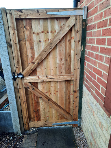 Close board gate with fittings and security lock 