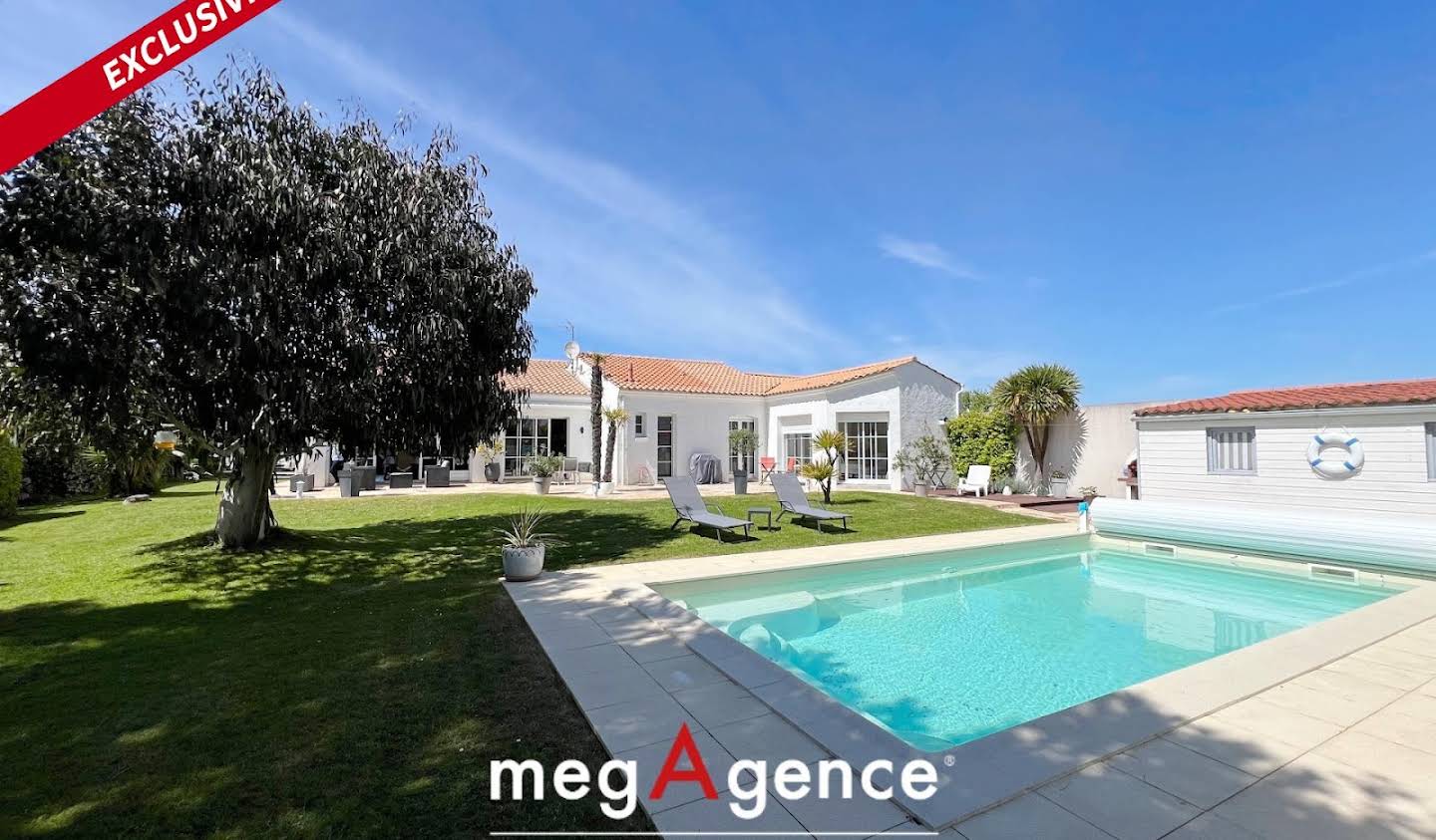 House with pool and terrace Chateau-d'olonne