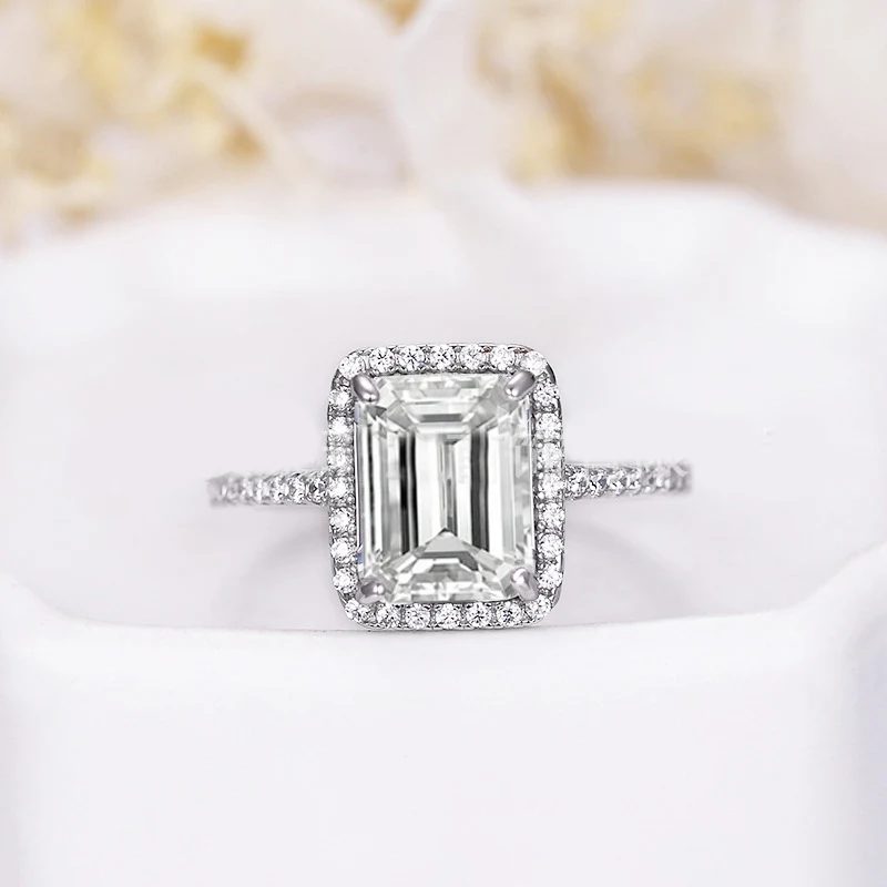Anillo de diamantes con borde de cadena de cuentas