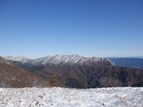 藤原岳（中央）と御池岳（左）