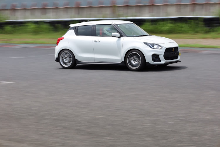もも、さんが投稿したzc33s・袖森サーキット・#スイスポ・サーキット貸し切り・今日も暑かったに関するカスタム事例の投稿画像2枚目
