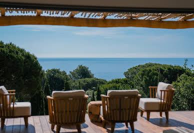 Seaside villa with pool and garden 17