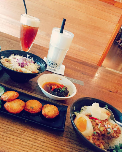 蔥辣米血👍👍👍
土魠魚米花👍👍
滷肉飯👍👍
珍珠奶茶👍👍👍
定食配菜有點差
但整體還說還不錯