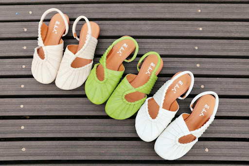 Title 4, Womens Closed Toe Flat Casual Low Heel Leather...