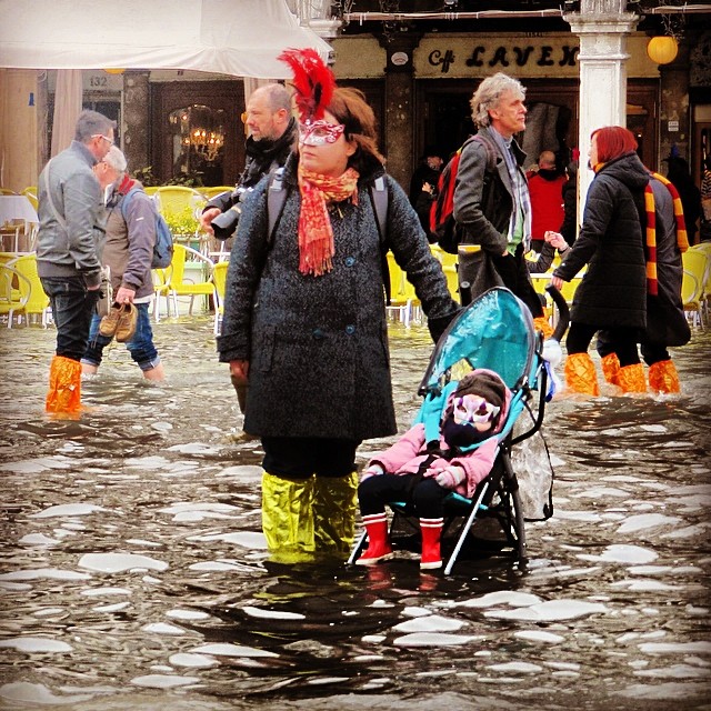 E il premio #madre dell'anno va a...!! #venezia #acquaalta #acqualta #venice di wwpenny