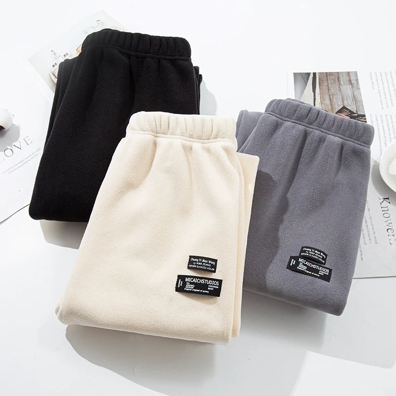 Pantalon de sport femme en velours épais et ample, parfait pour le confort et la chaleur. Idéal pour l'entraînement et la détente.