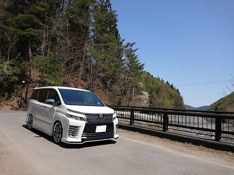 ヴォクシーのドライブ・山の中・橋の上で撮影・快晴の青空に関するカスタム事例の投稿画像5枚目