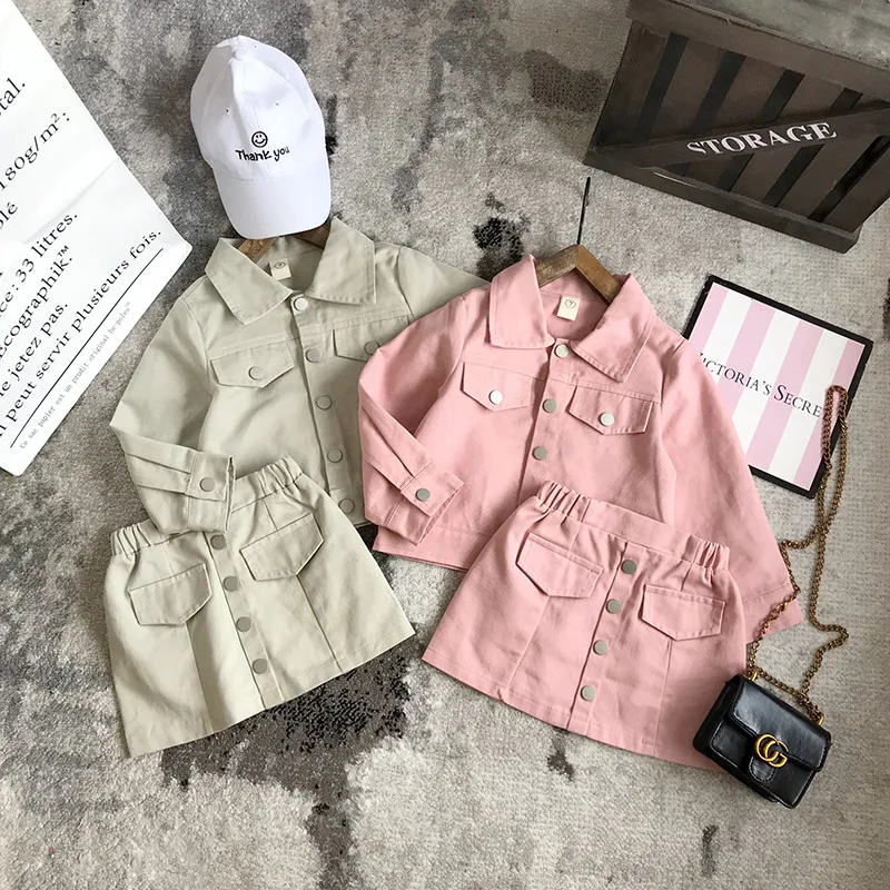Ensemble veste et jupe en jean coton 2 pièces pour petites filles. Confort et style pour jouer et explorer, idéal pour toutes les occasions.