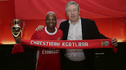 Thembi Kgatlana poses with the Benfica Feminino president Fernando Tavares. 