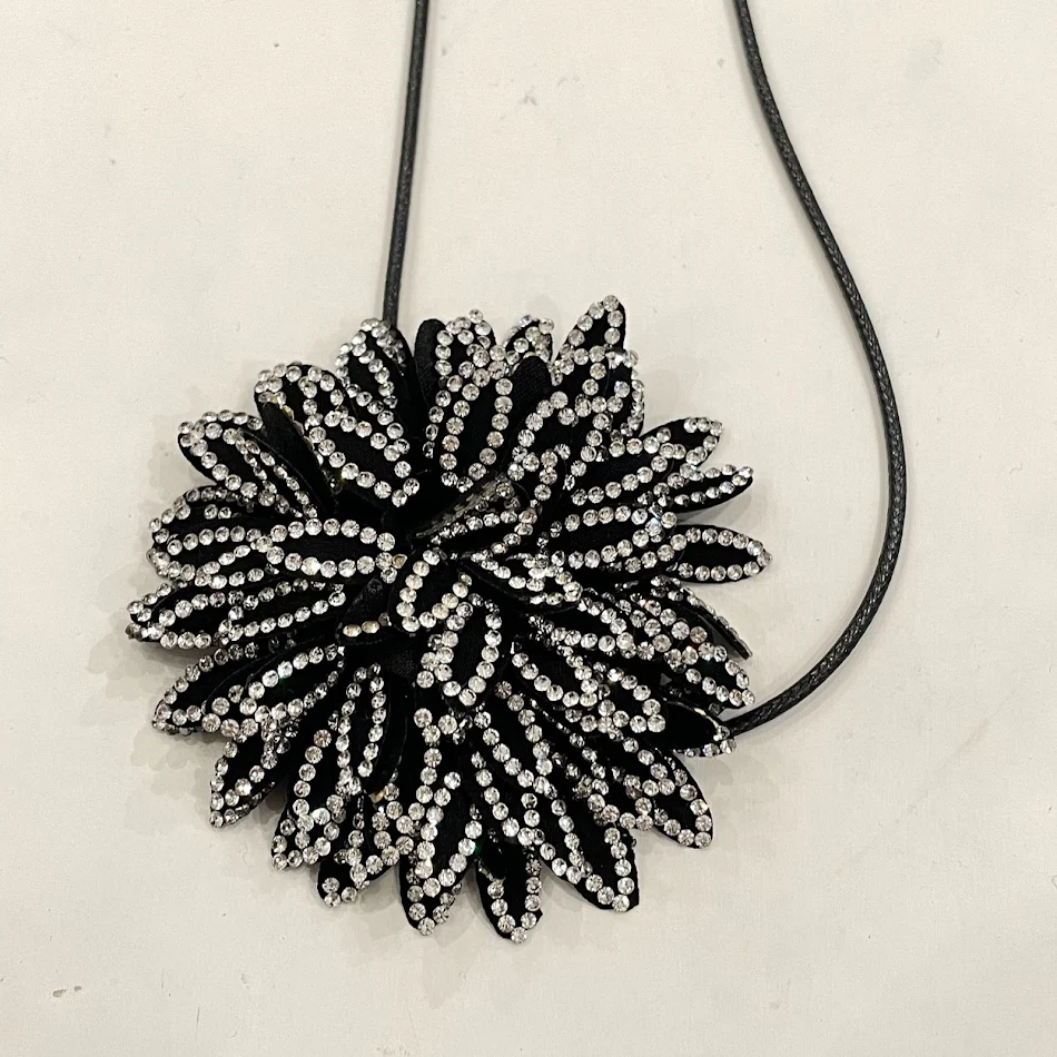 Collier ras du cou à fleurs rétro avec diamants, style français, lacets et dentelle, une chaîne de clavicule chic et tendance.