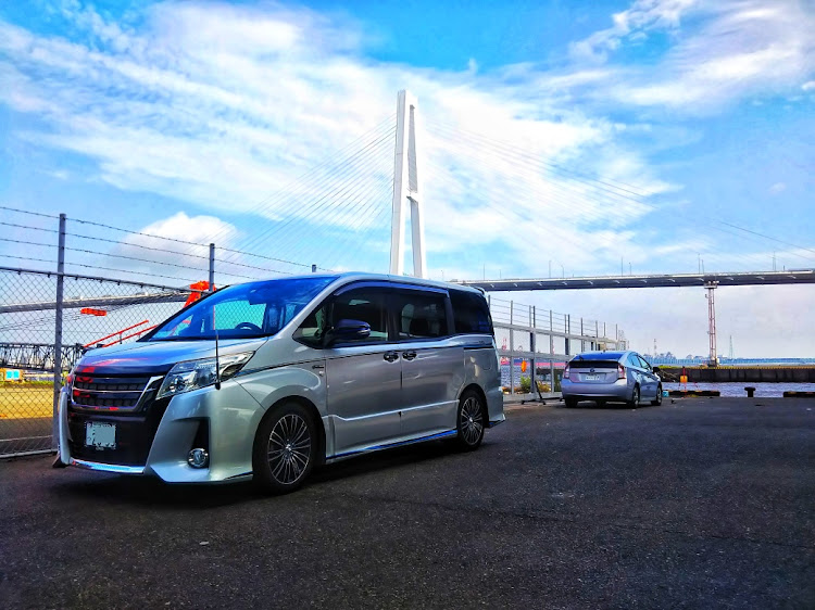 ノアのネコ・金城ふ頭・赤い高架コラボ・ホワイトトリトン・釣り人多し(￣▽￣;)に関するカスタム事例の投稿画像1枚目