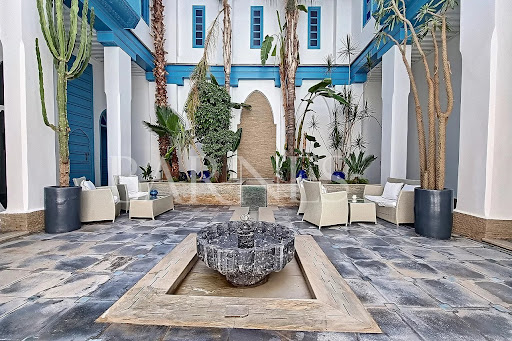Inner courtyard with fountain and seating - Prestige property for sale in Marrakesh, 18 rooms, 18 bedrooms