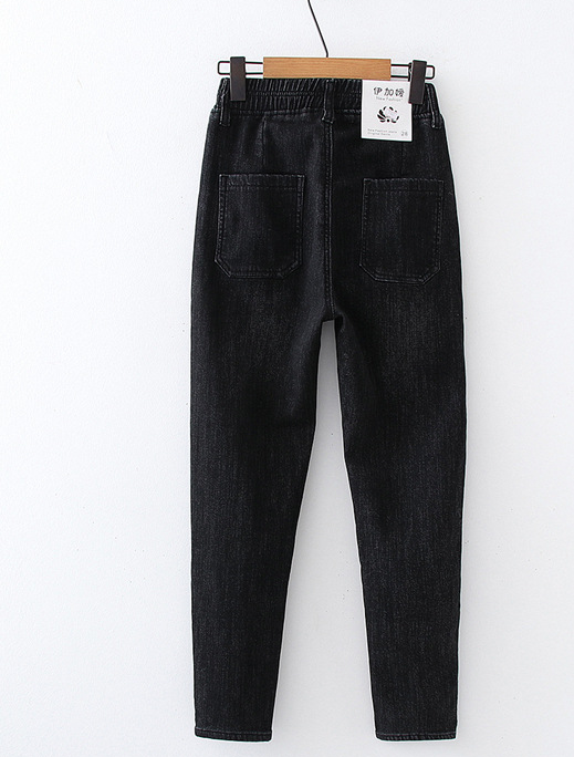 Jeans de mezclilla de cintura alta con accesorio de conejito, ideales para un look moderno y cómodo, resaltando tu figura con estilo.
