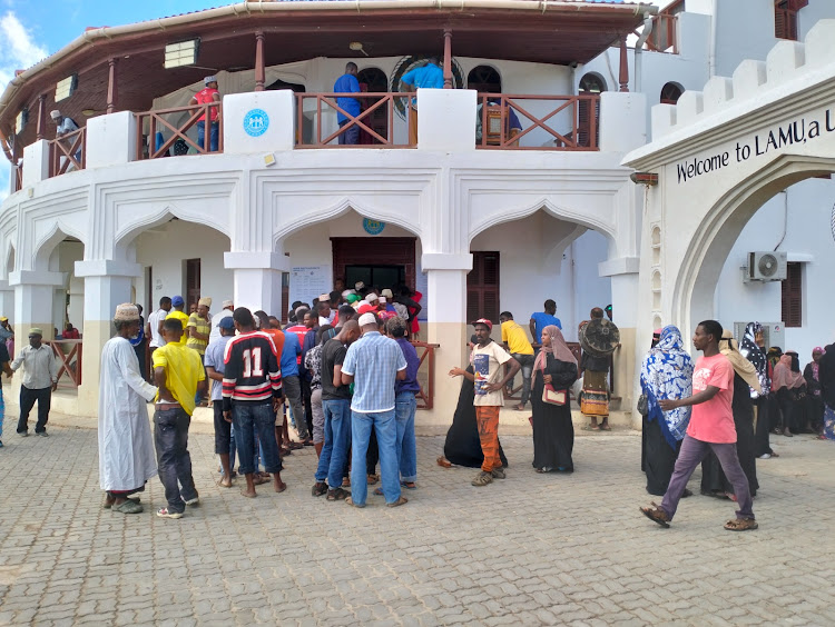 Lamu fishermen queue to be verified at the KPA offices in Lamu island on March 22.The exercise was halted by EACC shortly thereafter based on allegations of misconduct.