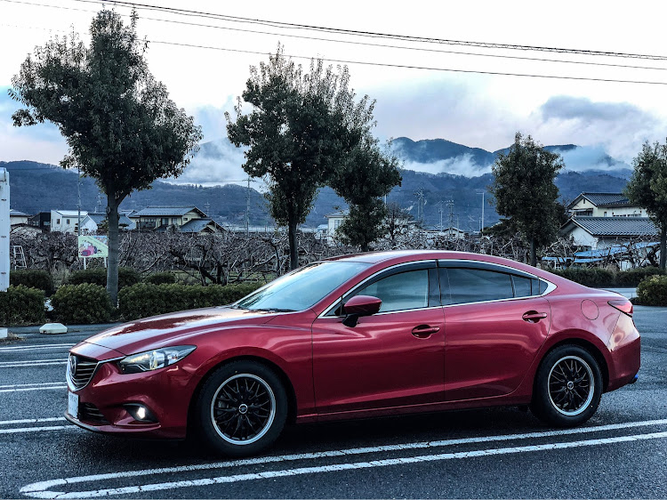 アテンザの低くしたい・コンビニ駐車場にて・洗車したいに関するカスタム事例の投稿画像1枚目