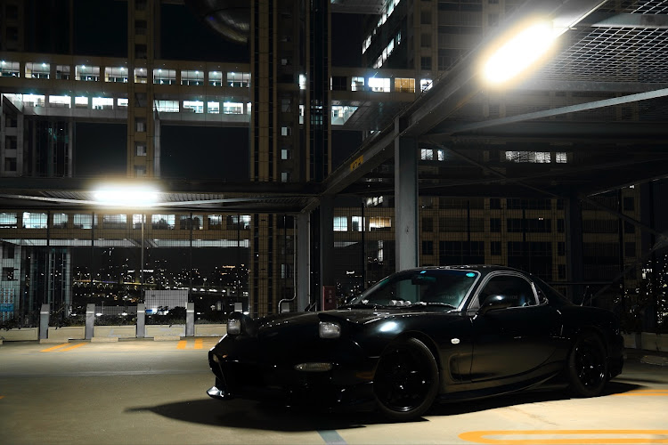RX-7の黒光り・夜景・一眼レフに関するカスタム事例の投稿画像2枚目