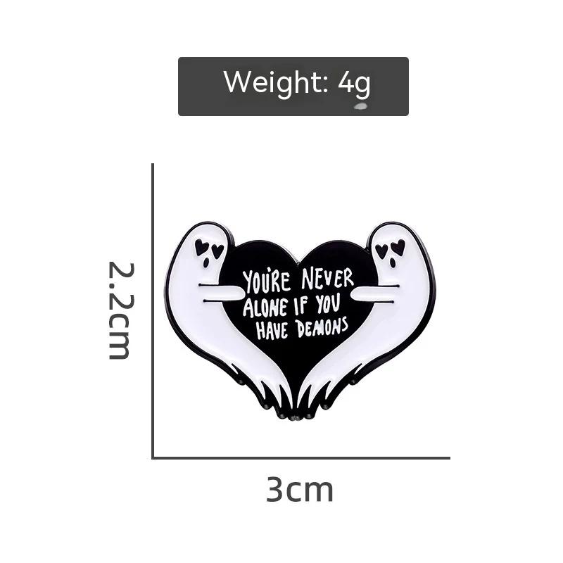 Fantôme blanc d'Halloween européen et américain avec badge d'amour Un accessoire charmant pour célébrer l'amour et la fête avec style.