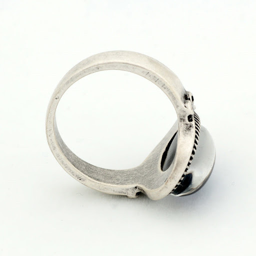 Title 2, Nieuwe thermochrome ring voor hart en emotie. V...