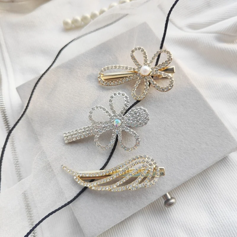 Zuid-Koreaanse temperamentstijl eendenbekclip met parels en strass in holle hartvorm voor charmante kapsels en looks.